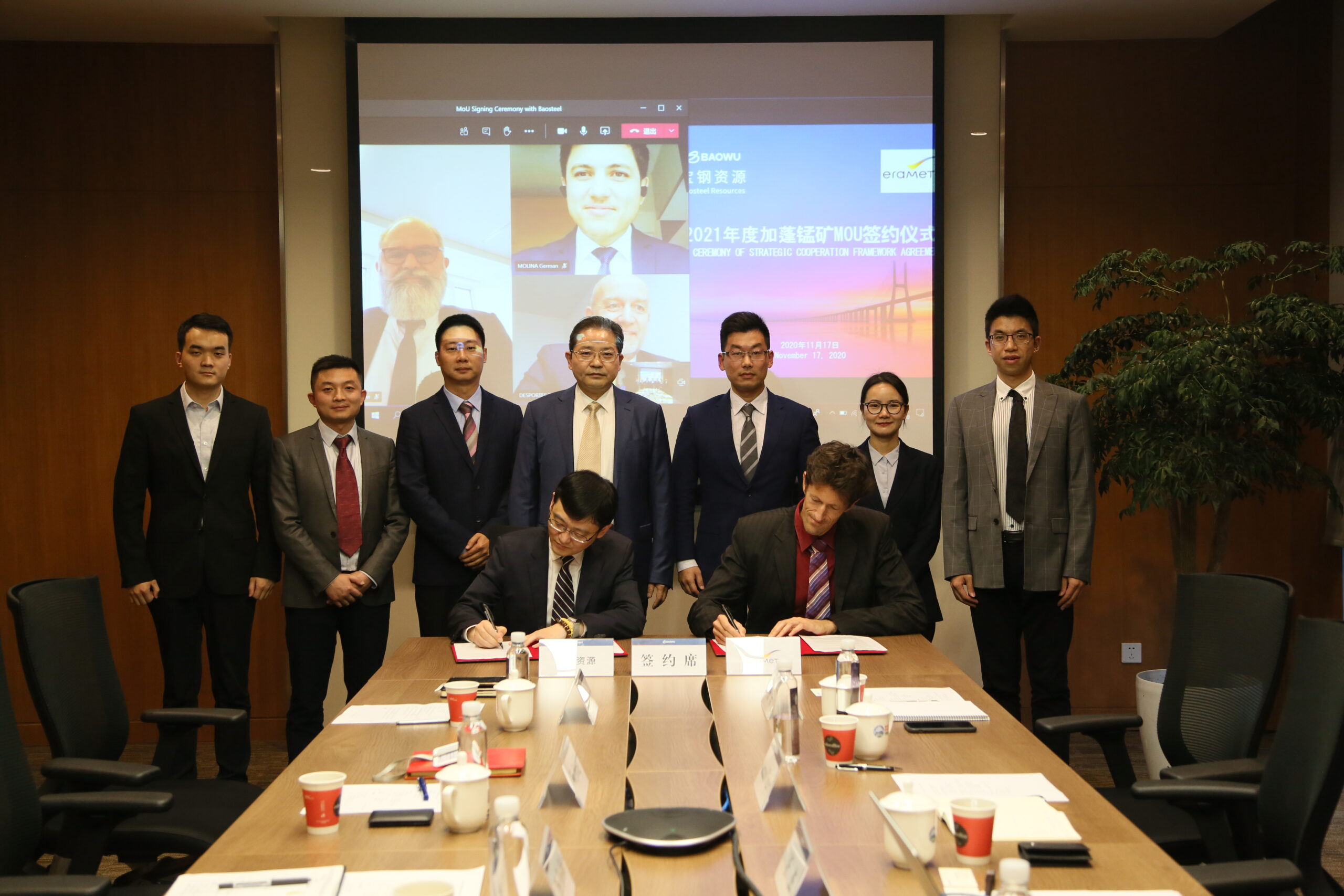 Photo de la signature du contrat-cadre entre Eramet et Baosteel