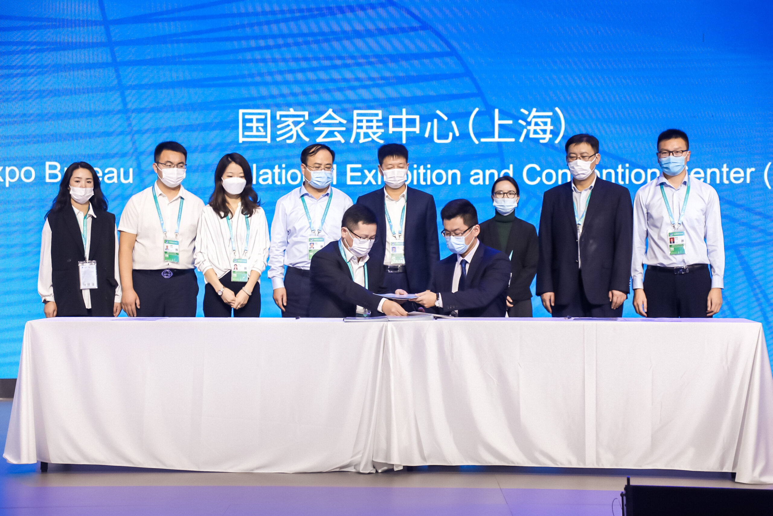 Picture of the Memorandum of Understanding signature between Eramet and Erdos