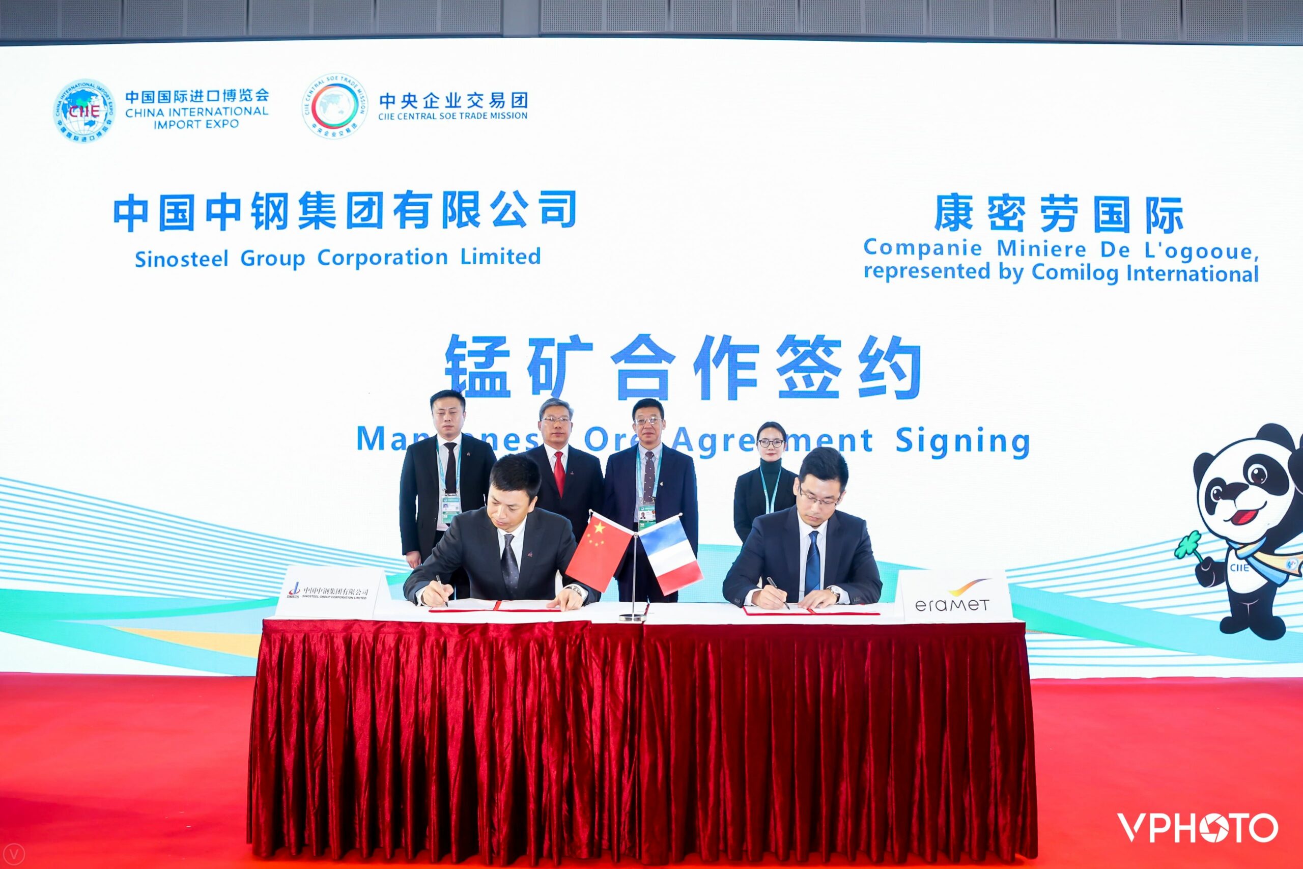 Photo de la signature du contrat entre Eramet et Sinosteel