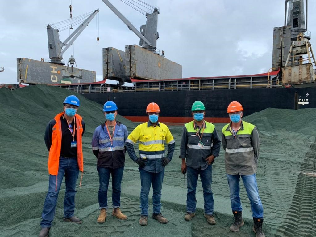 Collaborateurs de la SLN, filiale d'Eramet, devant le deuxième chargement de SLAND