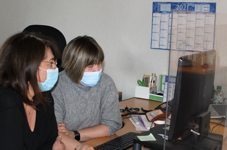 Photo du duo constitué par Murielle Fras, collaboratrice du groupe Eramet, et une personne en situation de handicap dans le cadre de l'initiative DuoDay