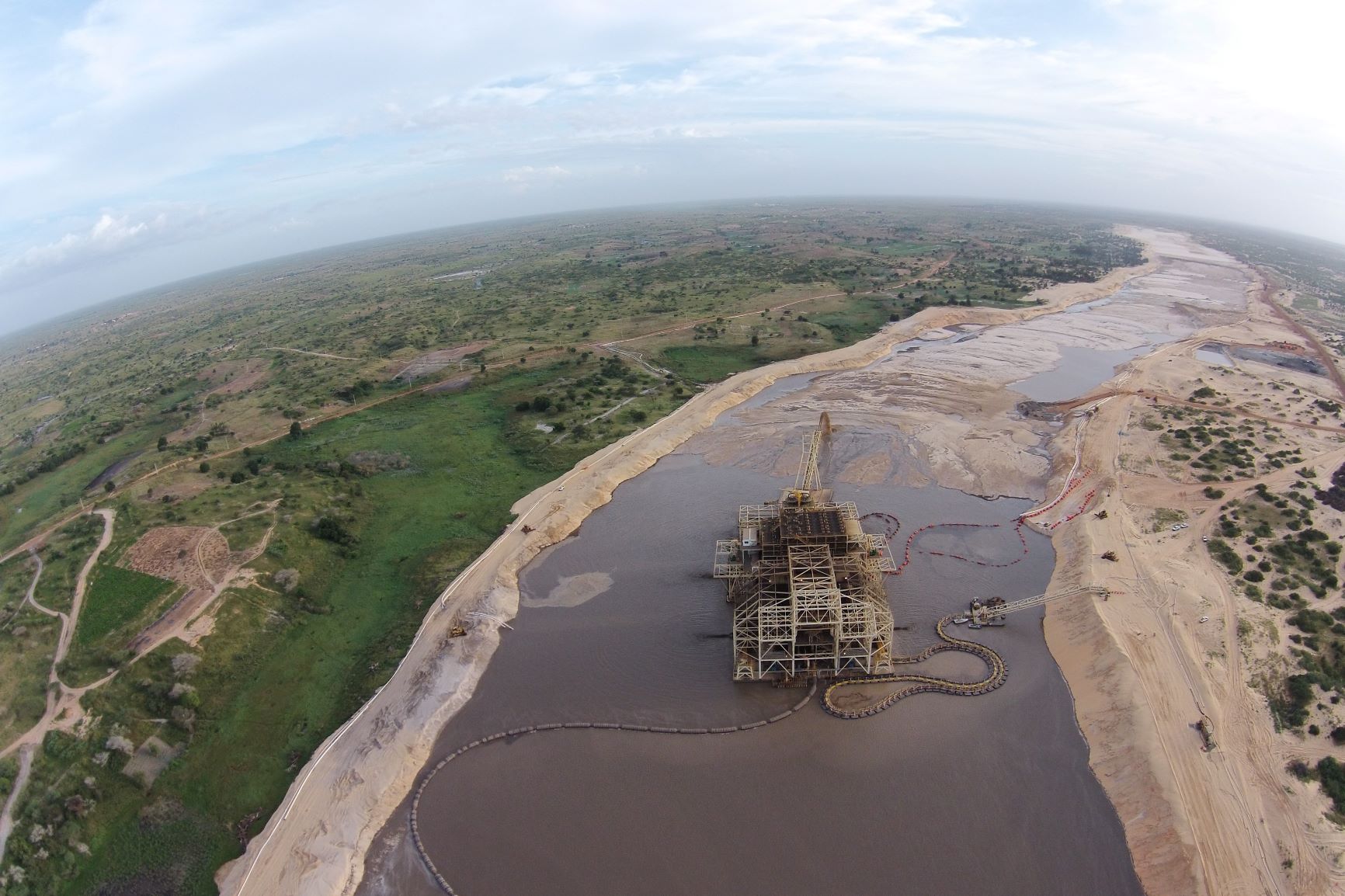 Mine de GCO (groupe Eramet) au milieu des cultures maraîchères au Sénégal