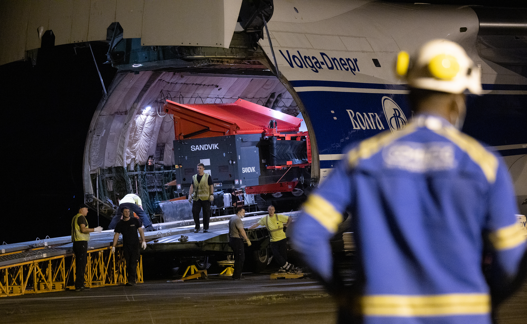 Photo du déchargement des nouveaux cribles de Comilog, transportés par avion