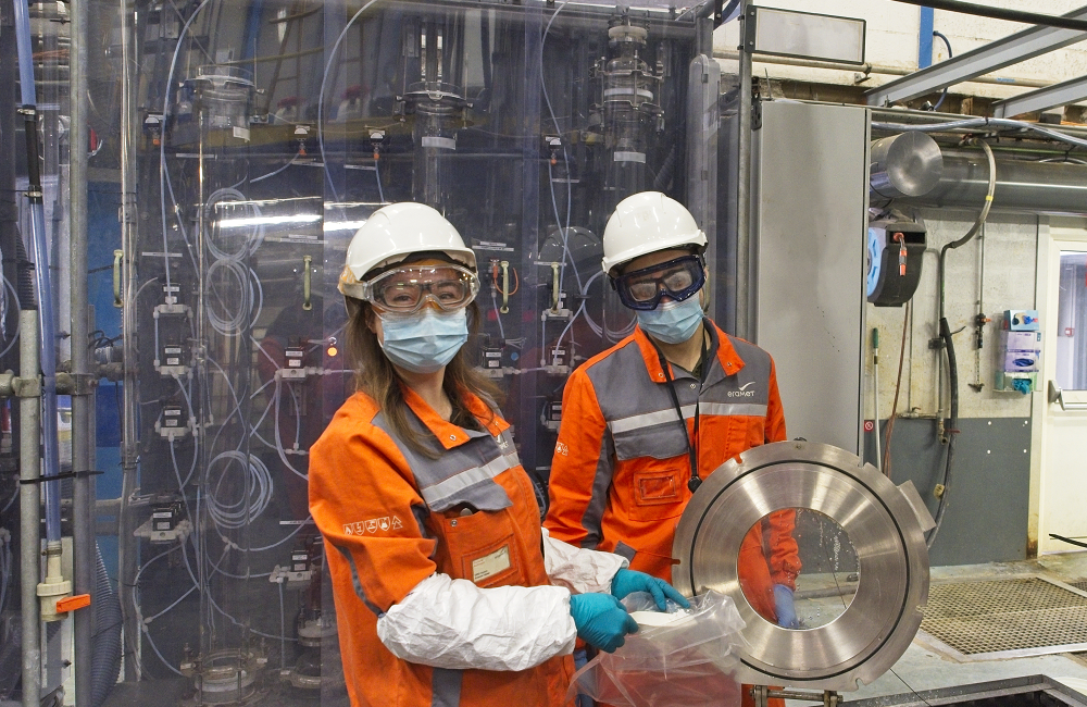 Photo de deux collaborateurs d'Eramet Ideas travaillant sur le pilote d'extraction de lithium du projet EuGeLi