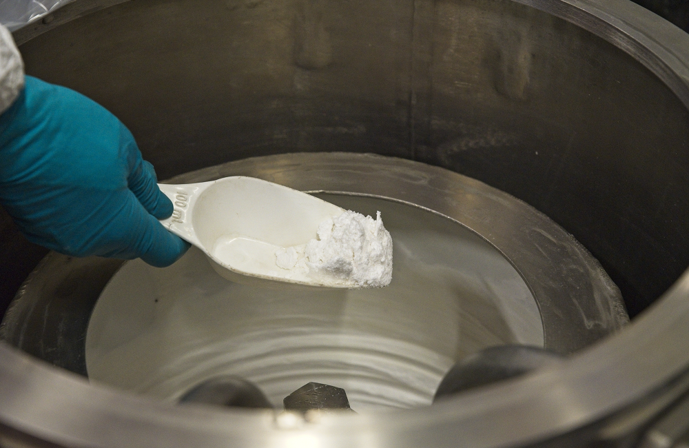 Gros plan sur du carbonate de lithium produit dans le cadre du projet EuGeLi