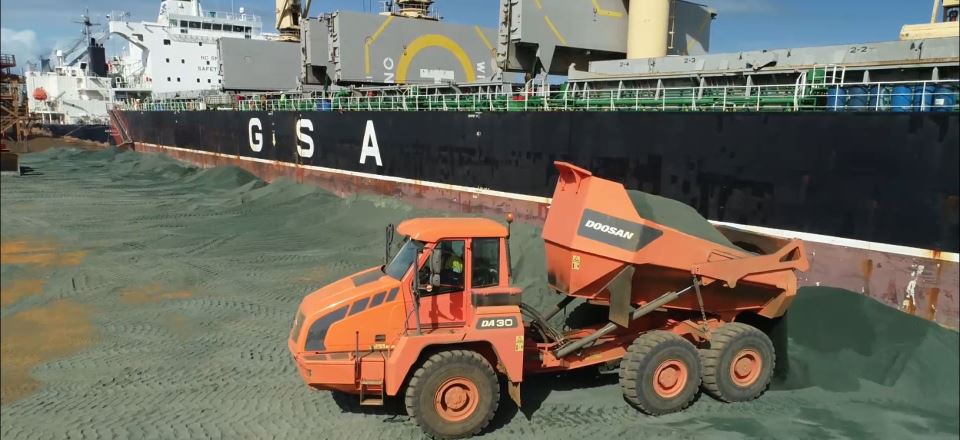 Le SLAND en train d’être chargé sur un vraquier à Doniambo avant d’être expédié à Houston chez IMI.