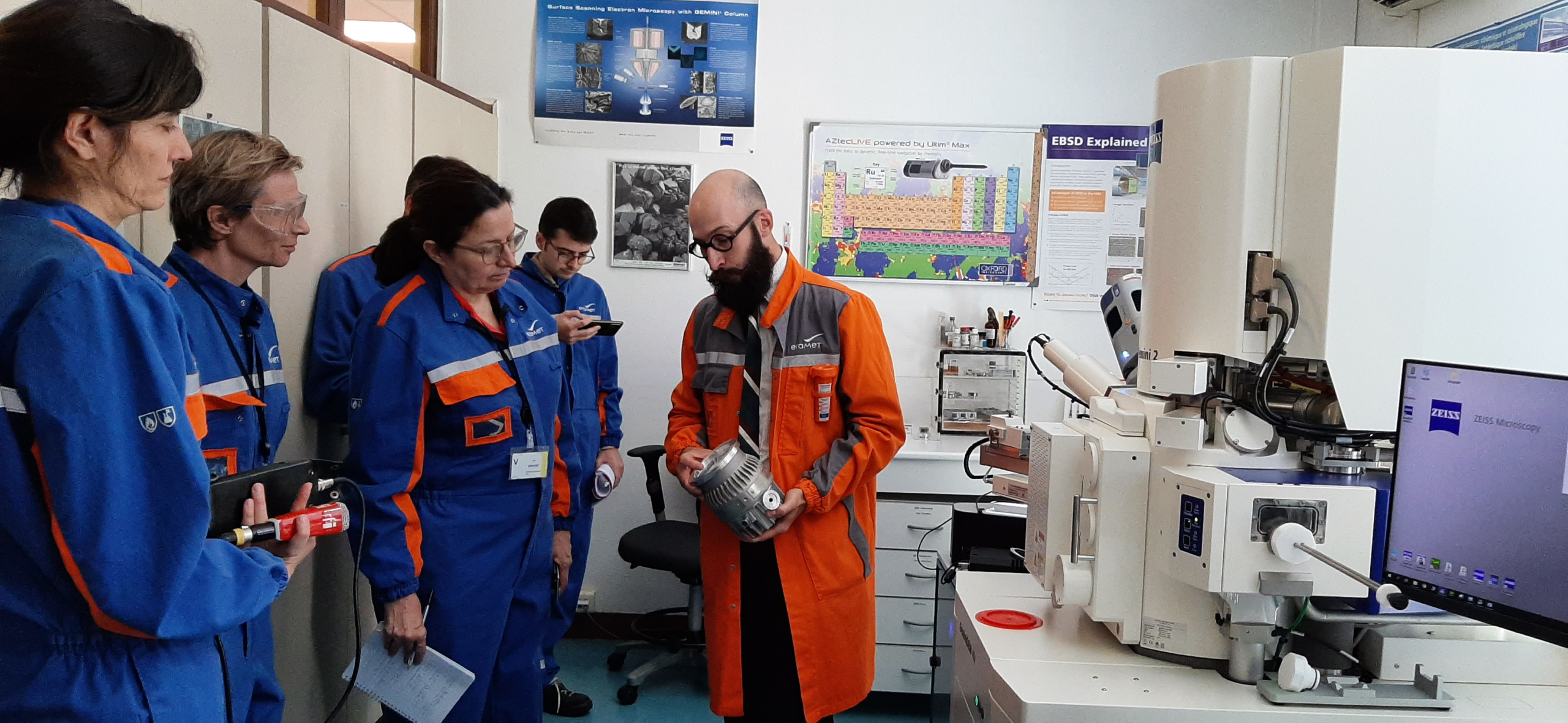 Thomas Riegler, ingeniero de Eramet Ideas, presenta el microscopio electrónico de barrido a los periodistas